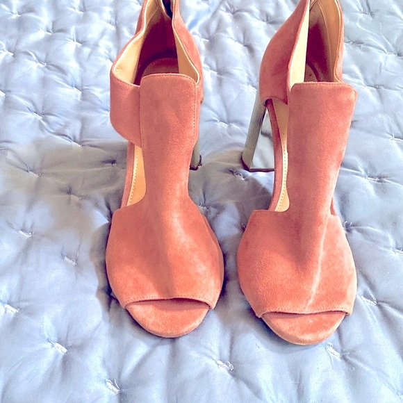 Beautiful MICHAEL KHORS blush suede heels! With gold heel - Picture 1 of 5